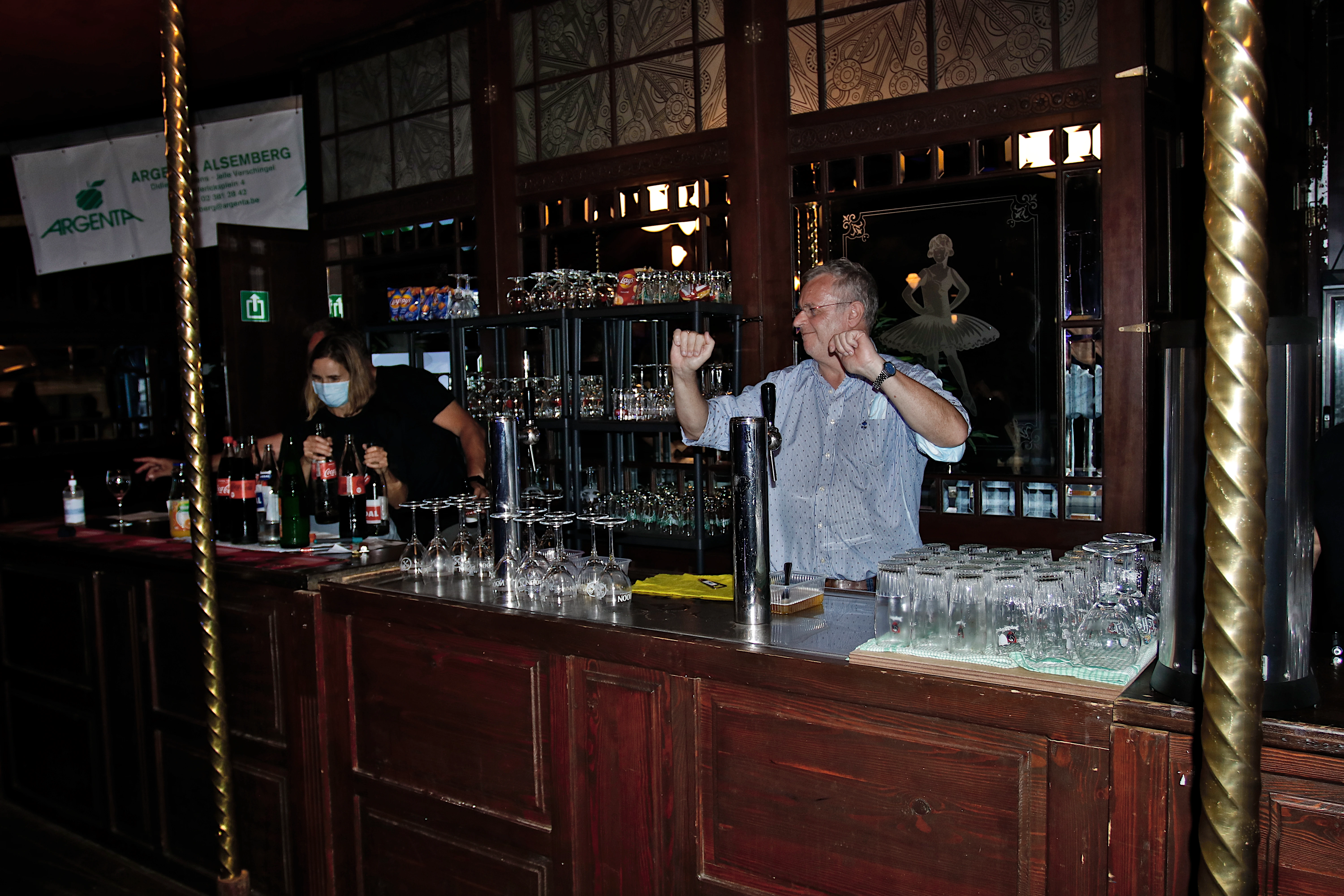 2 mensen achter de bar